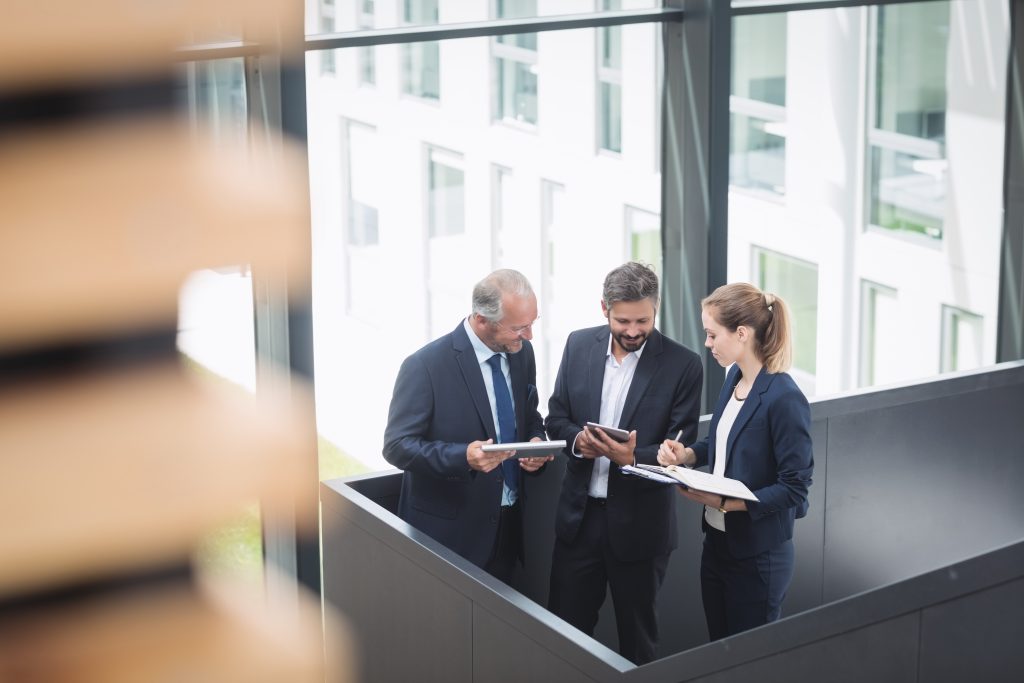 Varios abogados colaborando con perfiles senior y junior